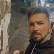 Docente impartisce lezioni di pianoforte in particolar modo mirate a ragazzi e adulti che partono da zero